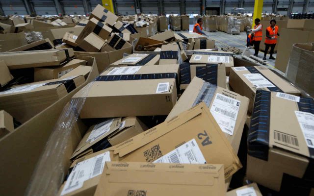 Amazon reporta ganancias récord y anticipa más ventas para Navidad